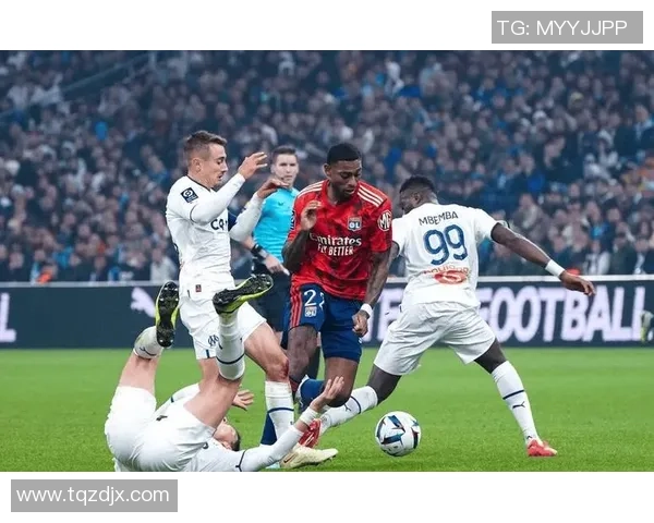 足总杯精彩对决：里昂与巴黎圣日耳曼战成平局十大进球瞬间回顾